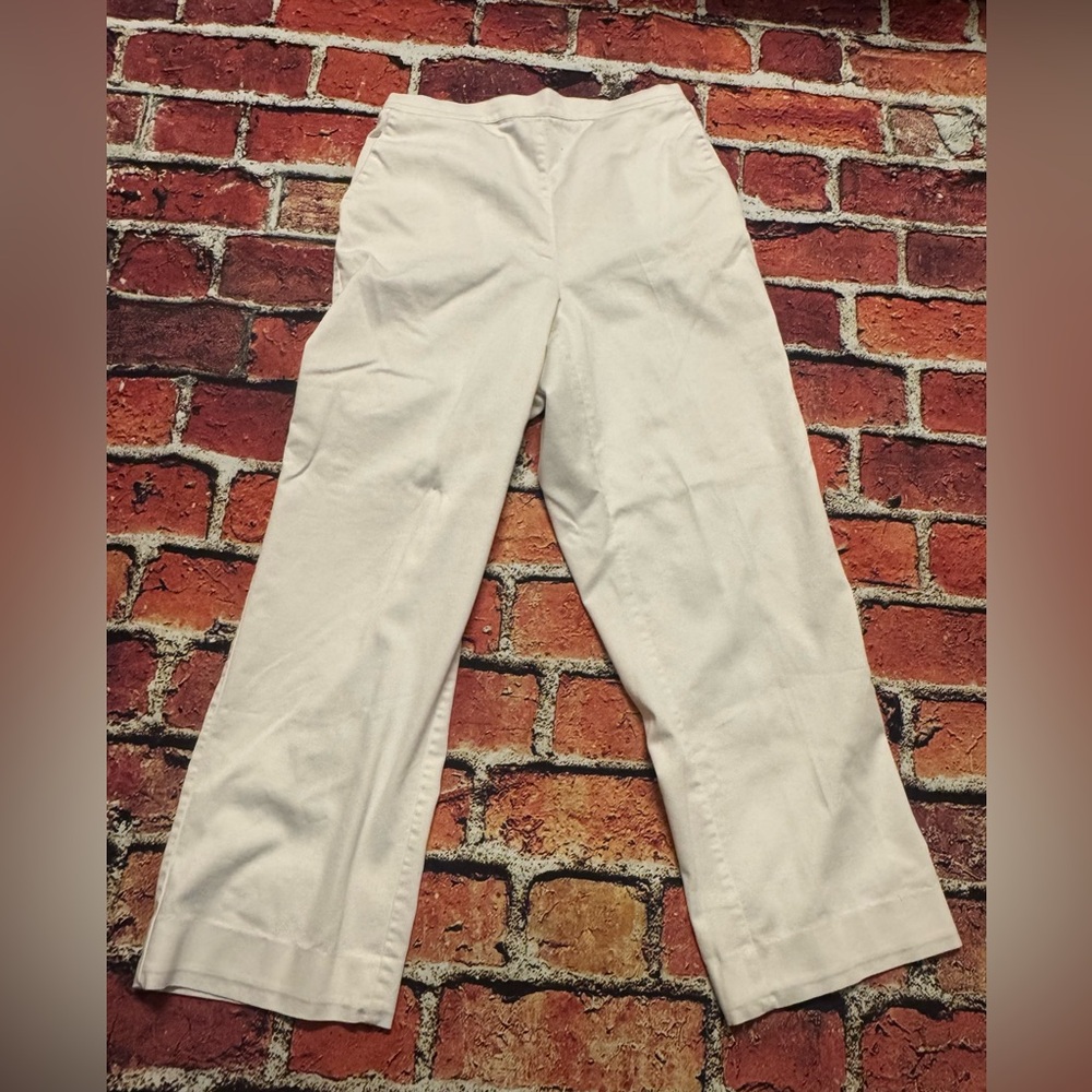 Preowned Alfred Dunner White Capris Size 10 Waist 28” Inseam 26” Item #PHK6818